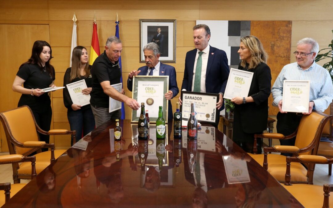 Revilla destaca la contribución de Sidrería Somarroza al crecimiento del sector agroalimentario de Cantabria con sus premios internacionales